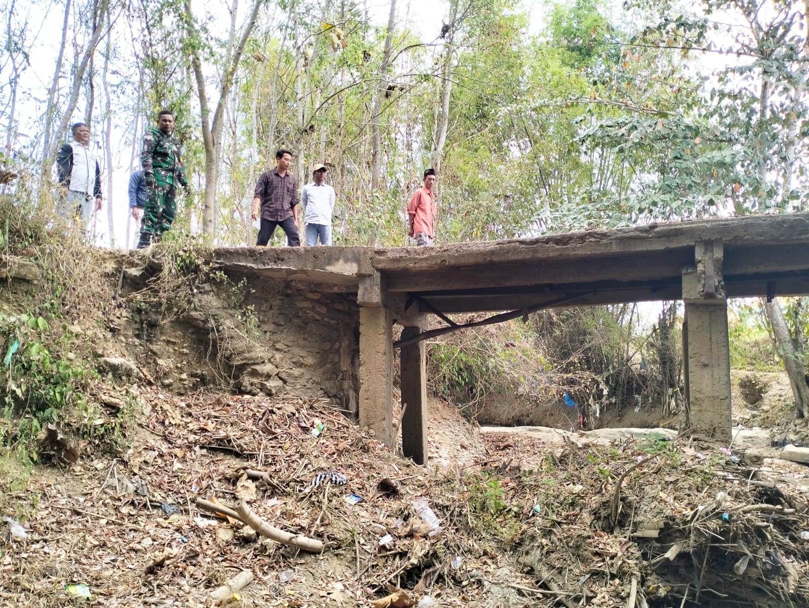 Babinsa Posramil Karang Penang Pastikan Perbaikan Jembatan Vital di Desa Oloh Segera Terealisasi