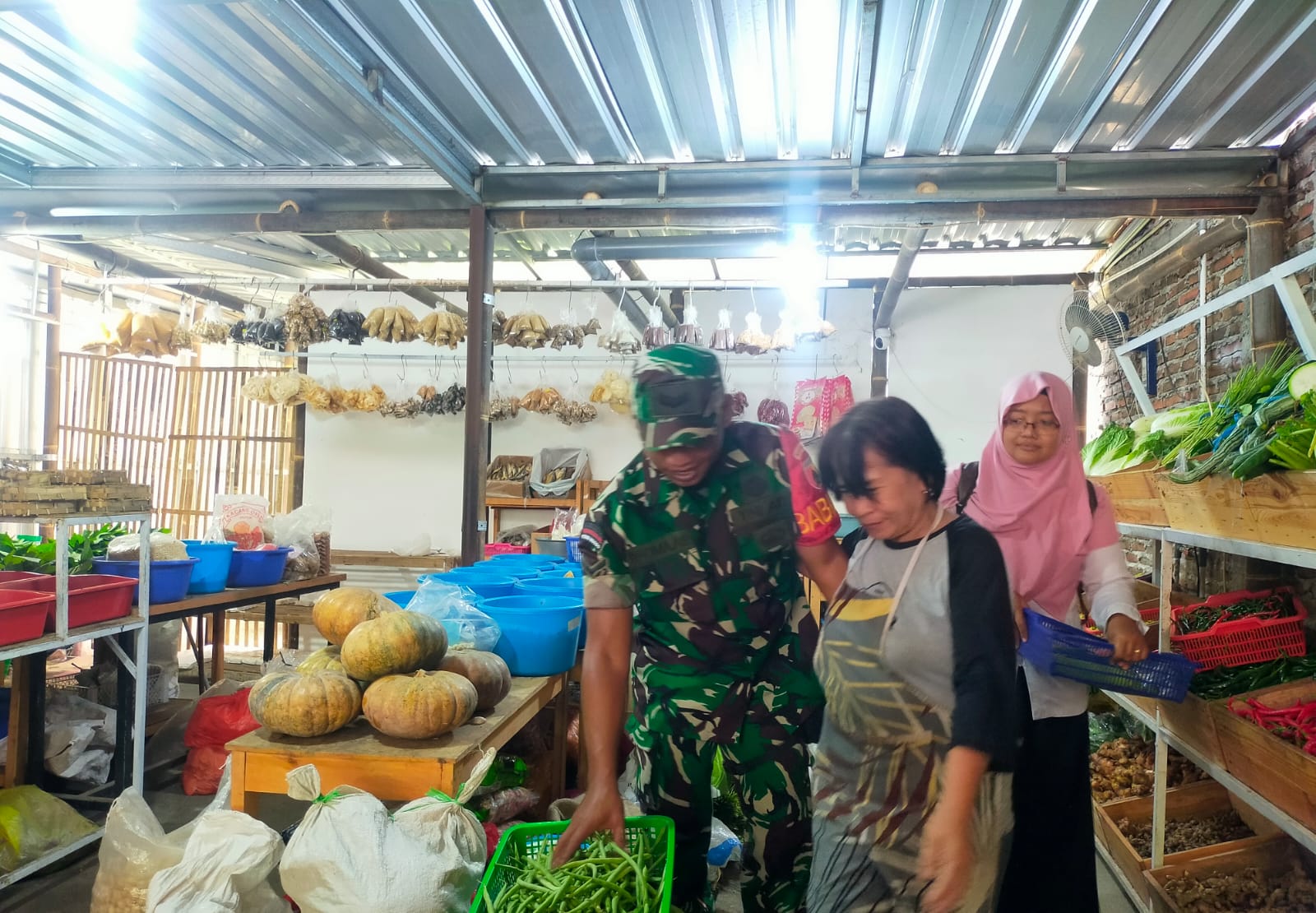 Pantau Harga, Babinsa Koramil Tambelangan Cek Ketersediaan Bahan Pokok di Tambelangan