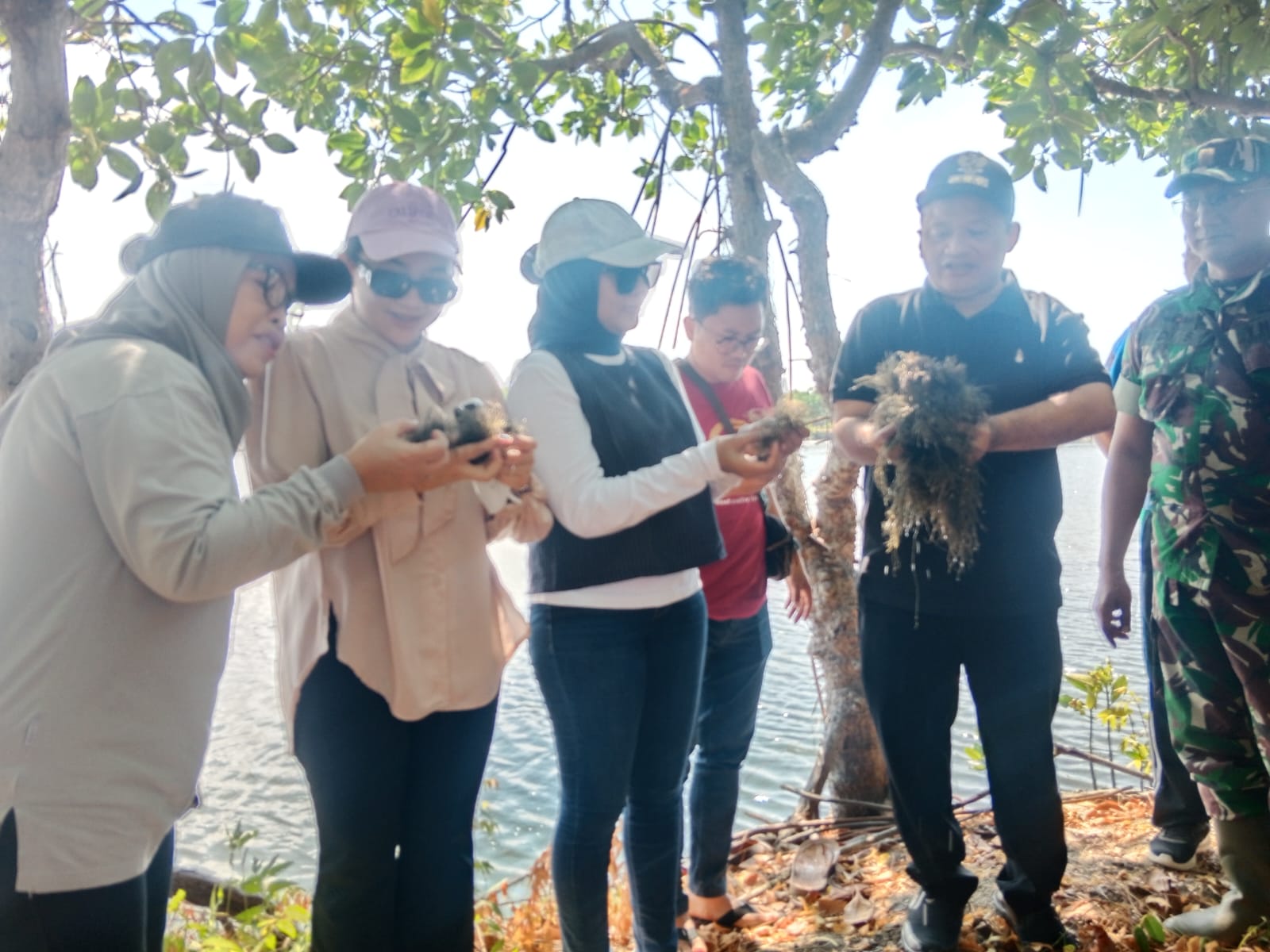 Sinergi TNI dan Pemda: Babinsa Koramil Jrengik Dampingi Pj Bupati Sampang Tinjau Budidaya Rumput Laut