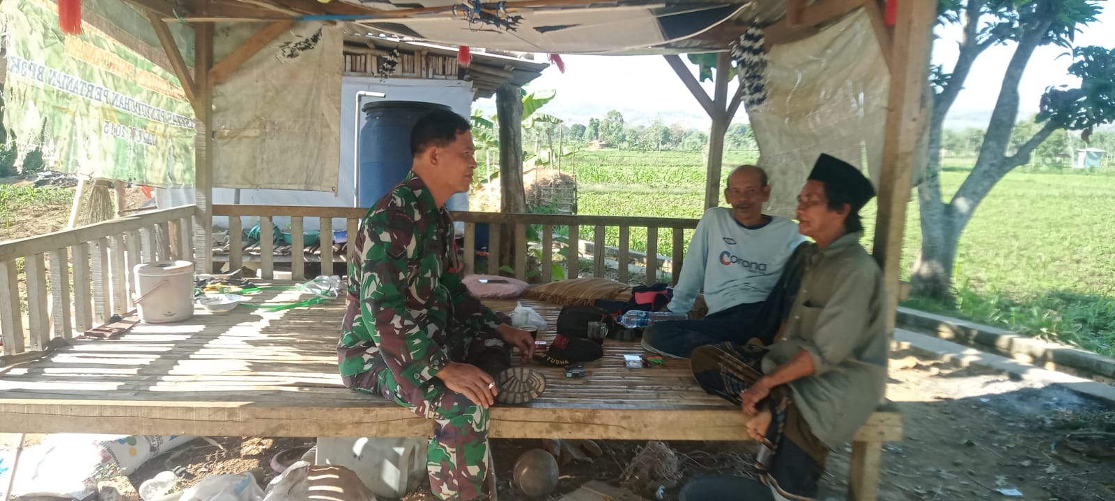 Babinsa Koramil 0828/09 Banyuates Bangun Manunggal dengan Petani Poktan Galis di Desa Jatra Timur