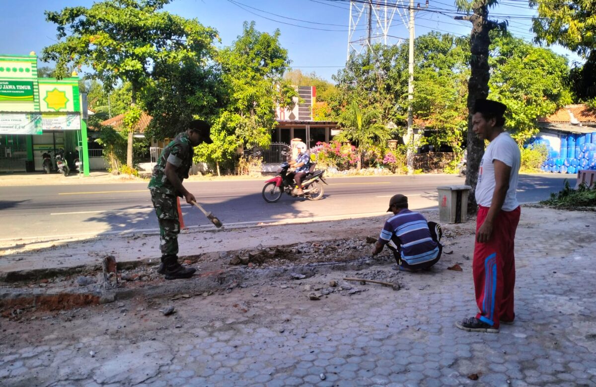 Semangat Gotong Royong: Babinsa dan Warga Perbaiki Pagar Masjid As Sakinah