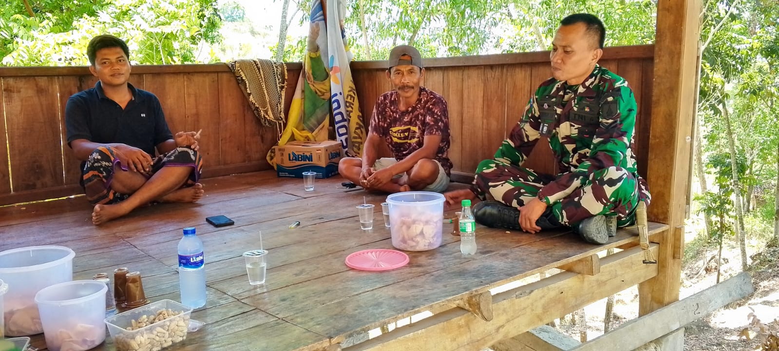 Pererat Hubungan dengan Warga, Babinsa Sertu Rohim Gelar Komsos di Desa Sokobanah Tengah