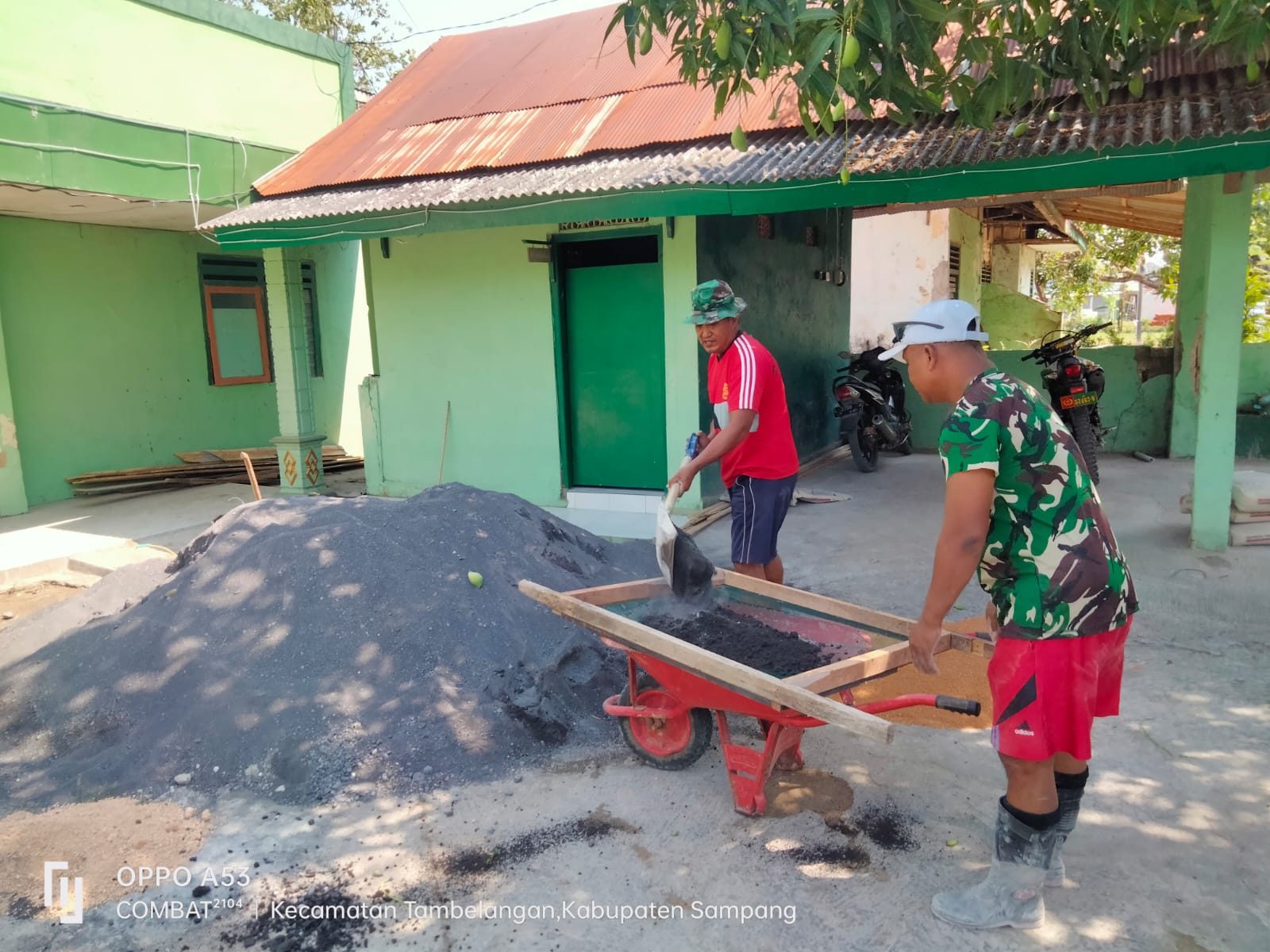 TNI dan Warga Bersatu: Renovasi Pagar Koramil Tambelangan Simbol Kekompakan Manunggal