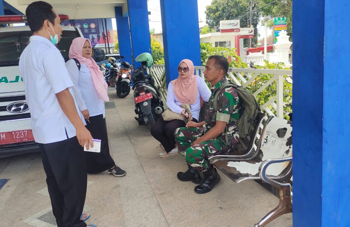 Babinsa Koramil Torjun Bersinergi dengan Nakes untuk Penanganan Warga Gangguan Mental di Desa Dulang