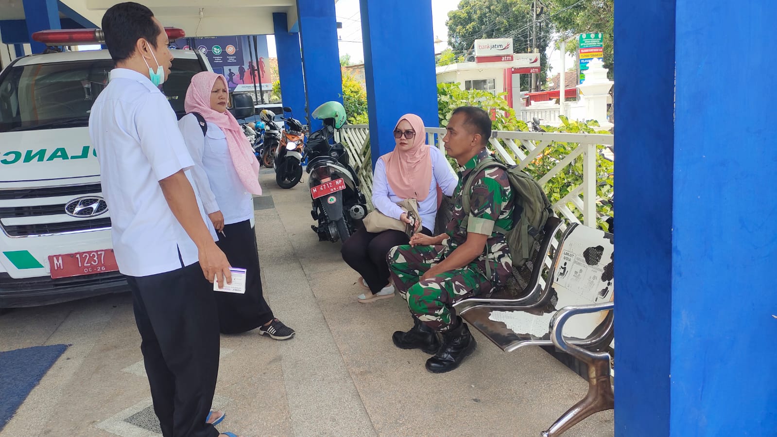 Babinsa Koramil Torjun Bersinergi dengan Nakes untuk Penanganan Warga Gangguan Mental di Desa Dulang