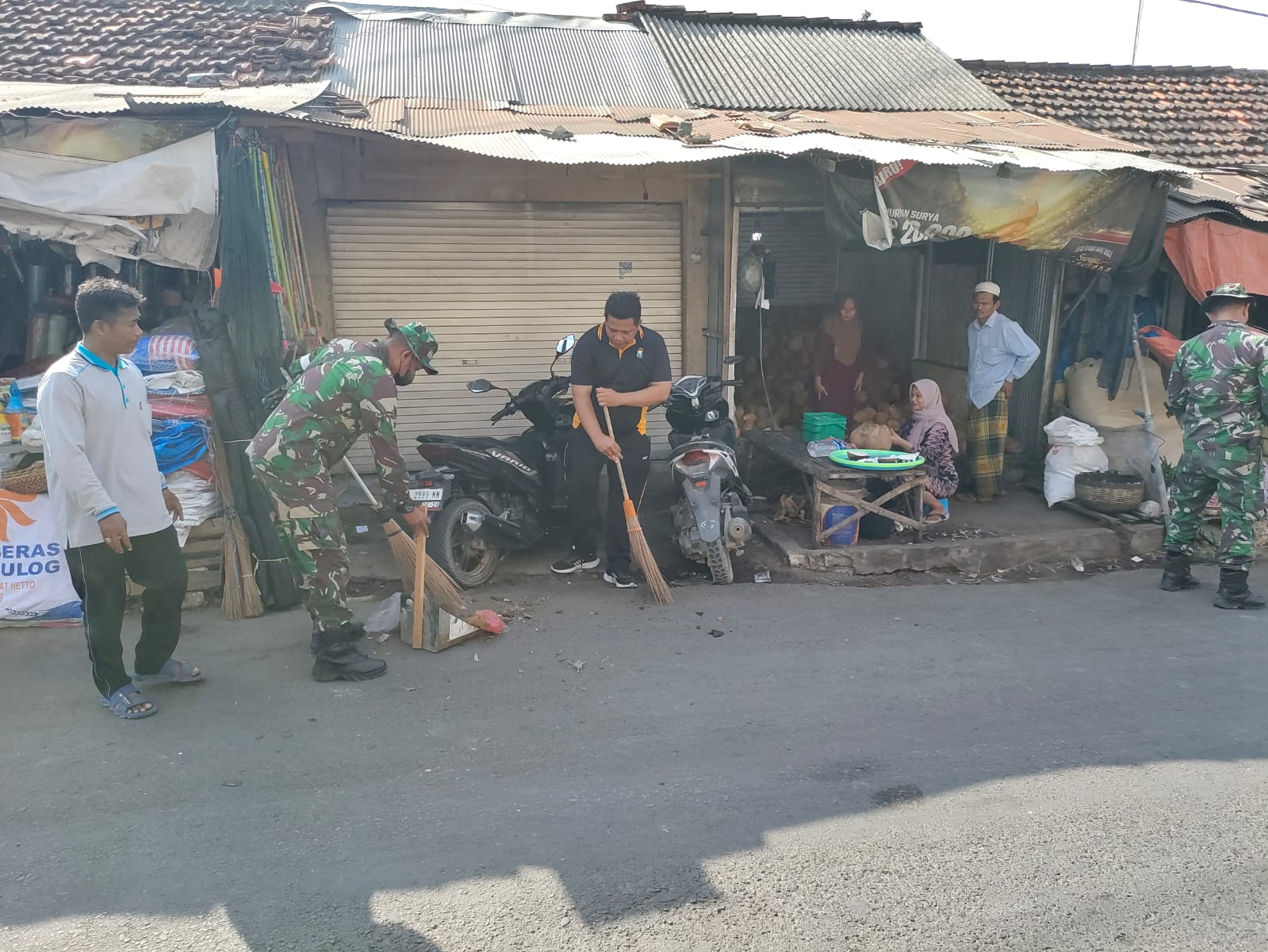 Karya Bakti Babinsa Posramil 0828/14: Bersama Warga Ciptakan Pasar Bersih dan Nyaman