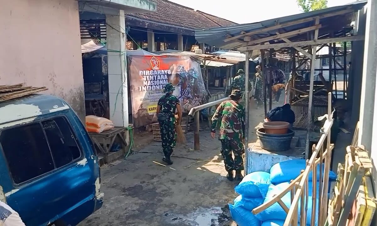 Babinsa Kedungdung Bersama Forkopimcam Gelar Karya Bakti di Pasar Tenjuy Sambut HUT TNI ke-79