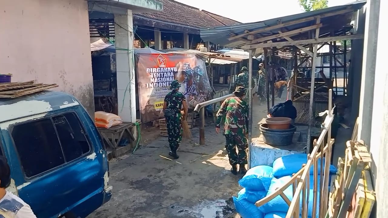 Babinsa Kedungdung Bersama Forkopimcam Gelar Karya Bakti di Pasar Tenjuy Sambut HUT TNI ke-79