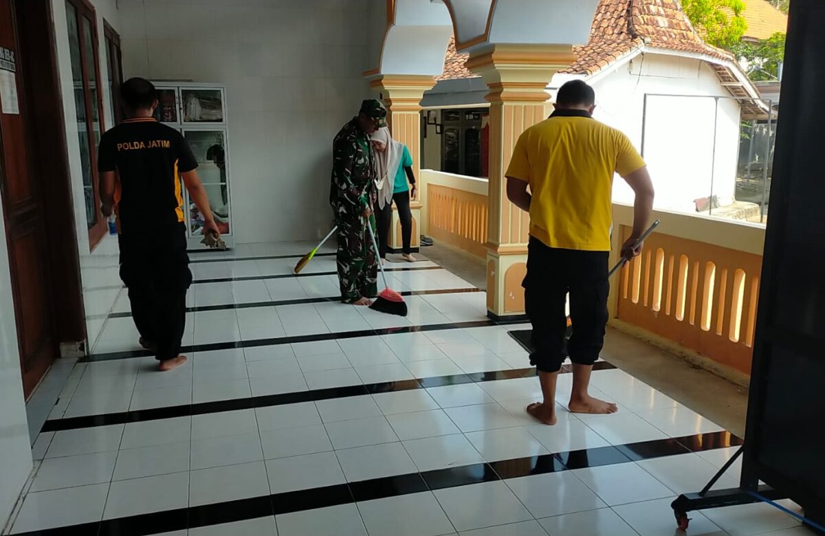 Karya Bakti Babinsa dan Forkopimcam di Robatal: Bersihkan Masjid Baitul Rohman Sambut HUT TNI ke-79