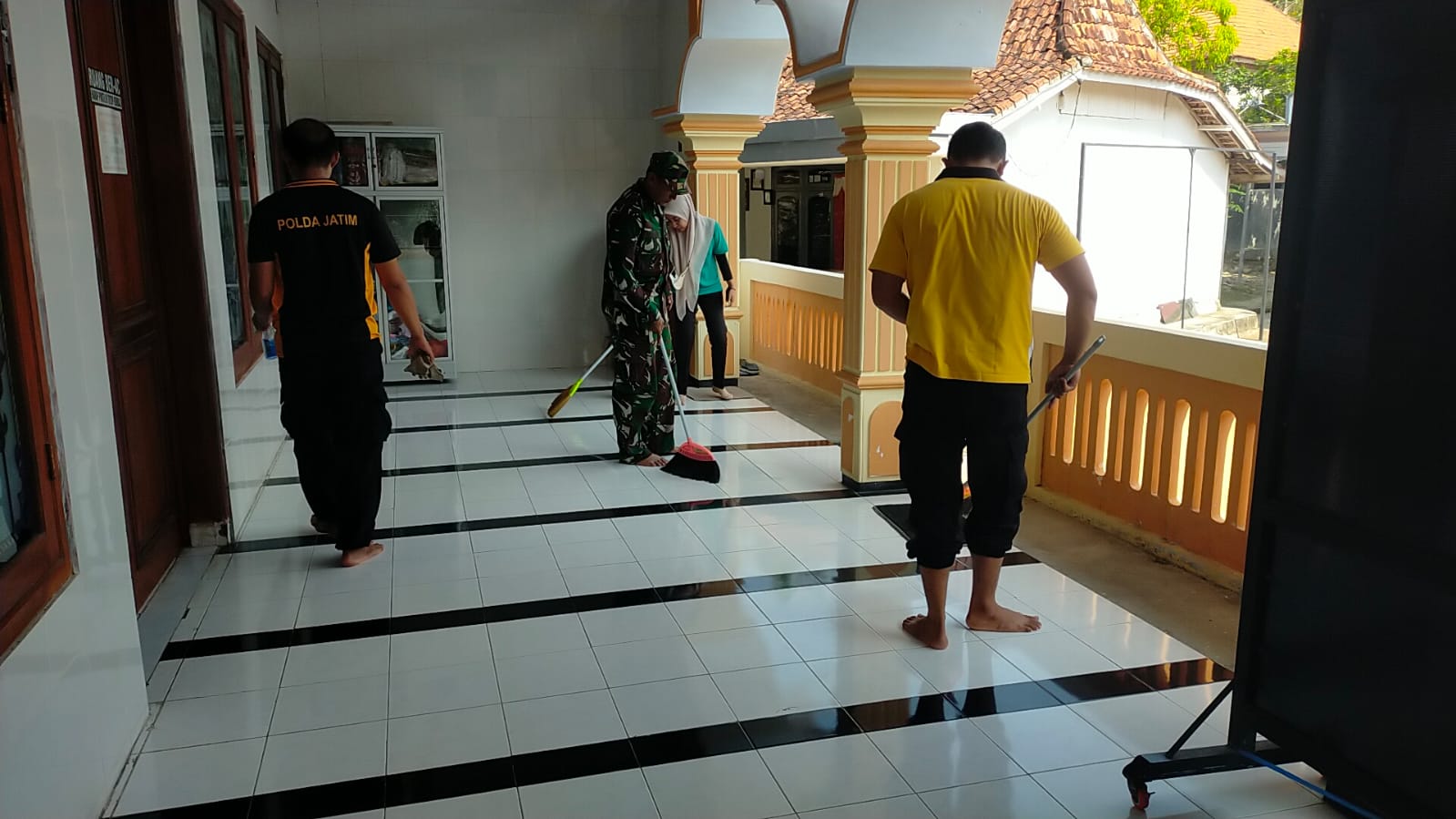 Karya Bakti Babinsa dan Forkopimcam di Robatal: Bersihkan Masjid Baitul Rohman Sambut HUT TNI ke-79