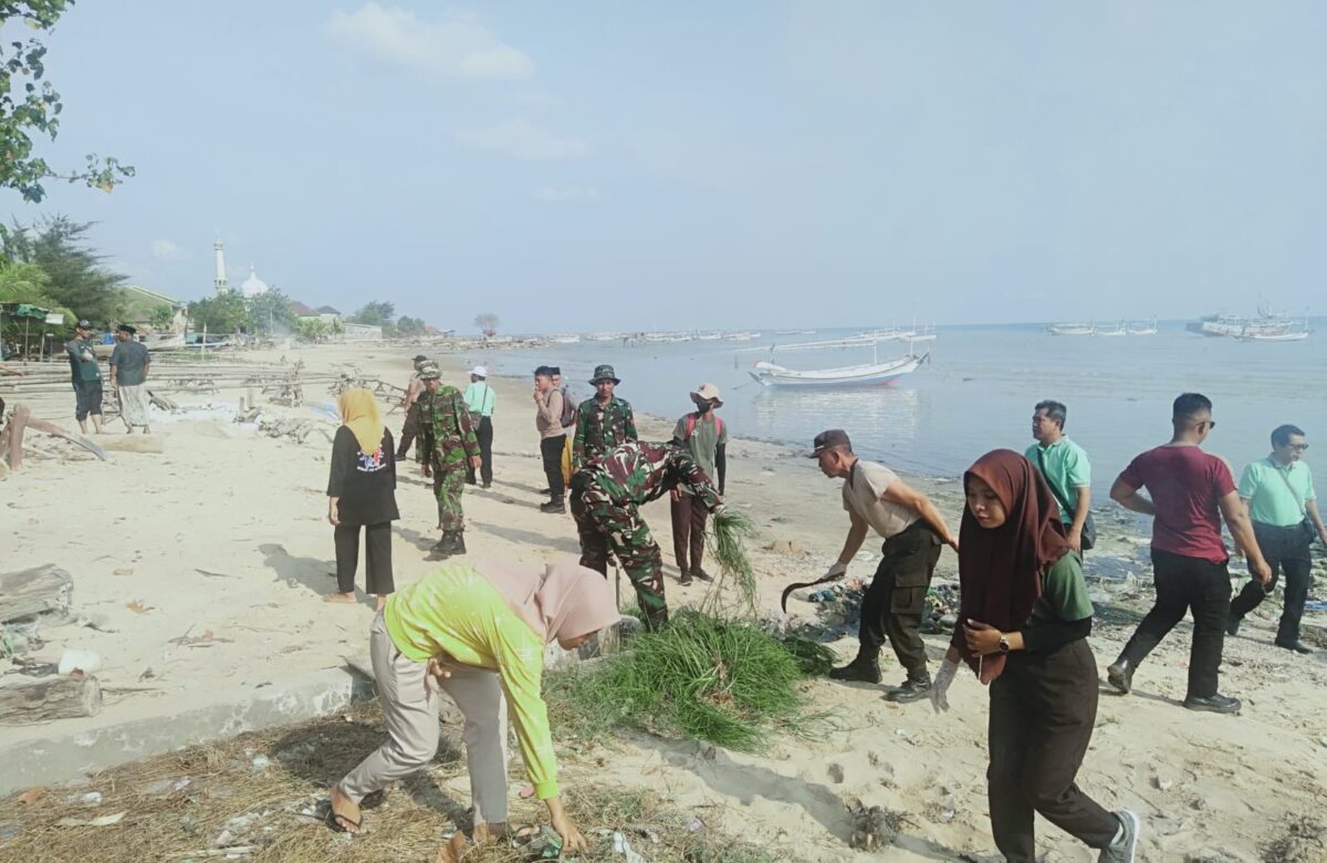 Sinergi TNI, Forkopimcam, dan Warga: Bersih-Bersih Pantai Banyuates Sambut HUT TNI ke-79