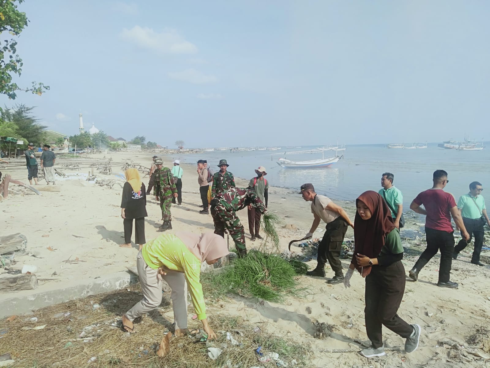 Sinergi TNI, Forkopimcam, dan Warga: Bersih-Bersih Pantai Banyuates Sambut HUT TNI ke-79