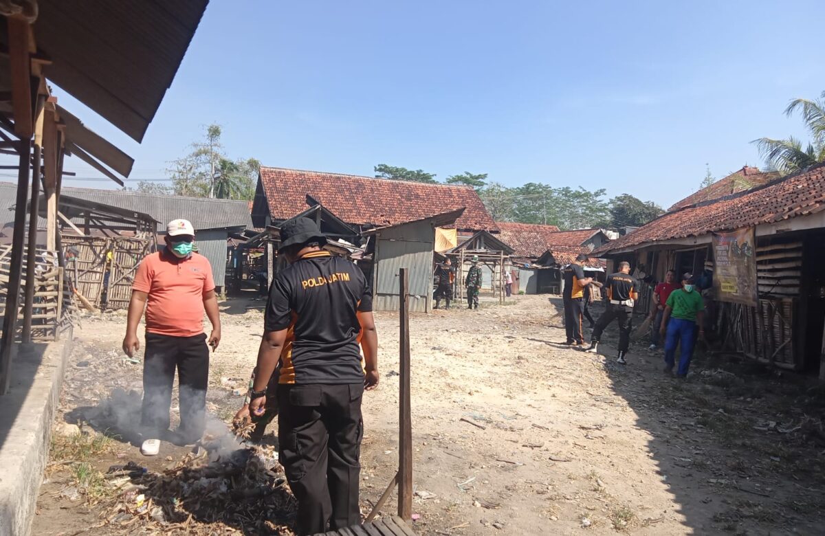 Babinsa Koramil 11 Bersama Forkopimcam Kerja Bakti Bersihkan Pasar di Momen HUT TNI ke-79