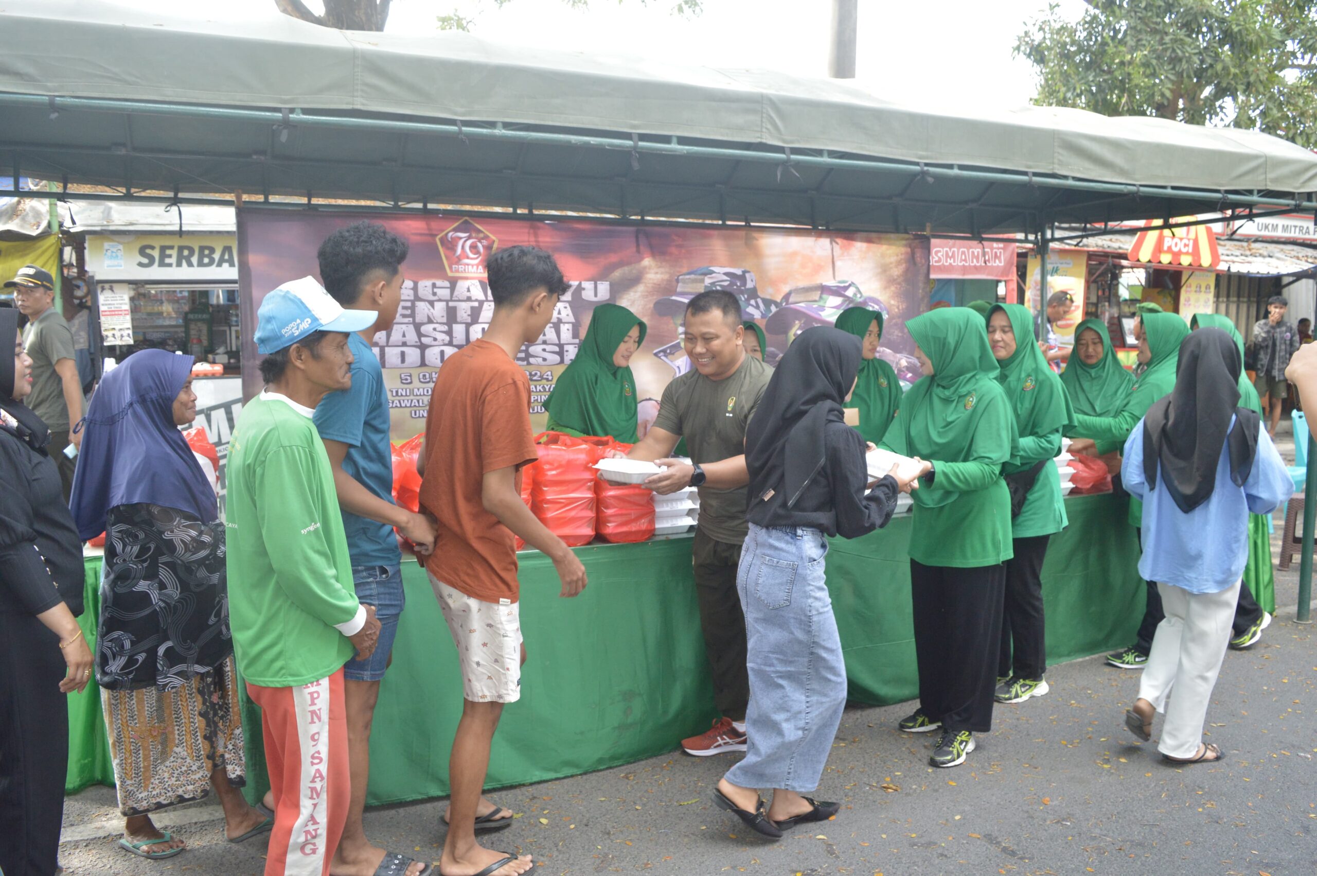 Kodim Sampang Gelar Aksi Sosial HUT TNI ke-79: Bagikan Makan Gratis untuk Masyarakat