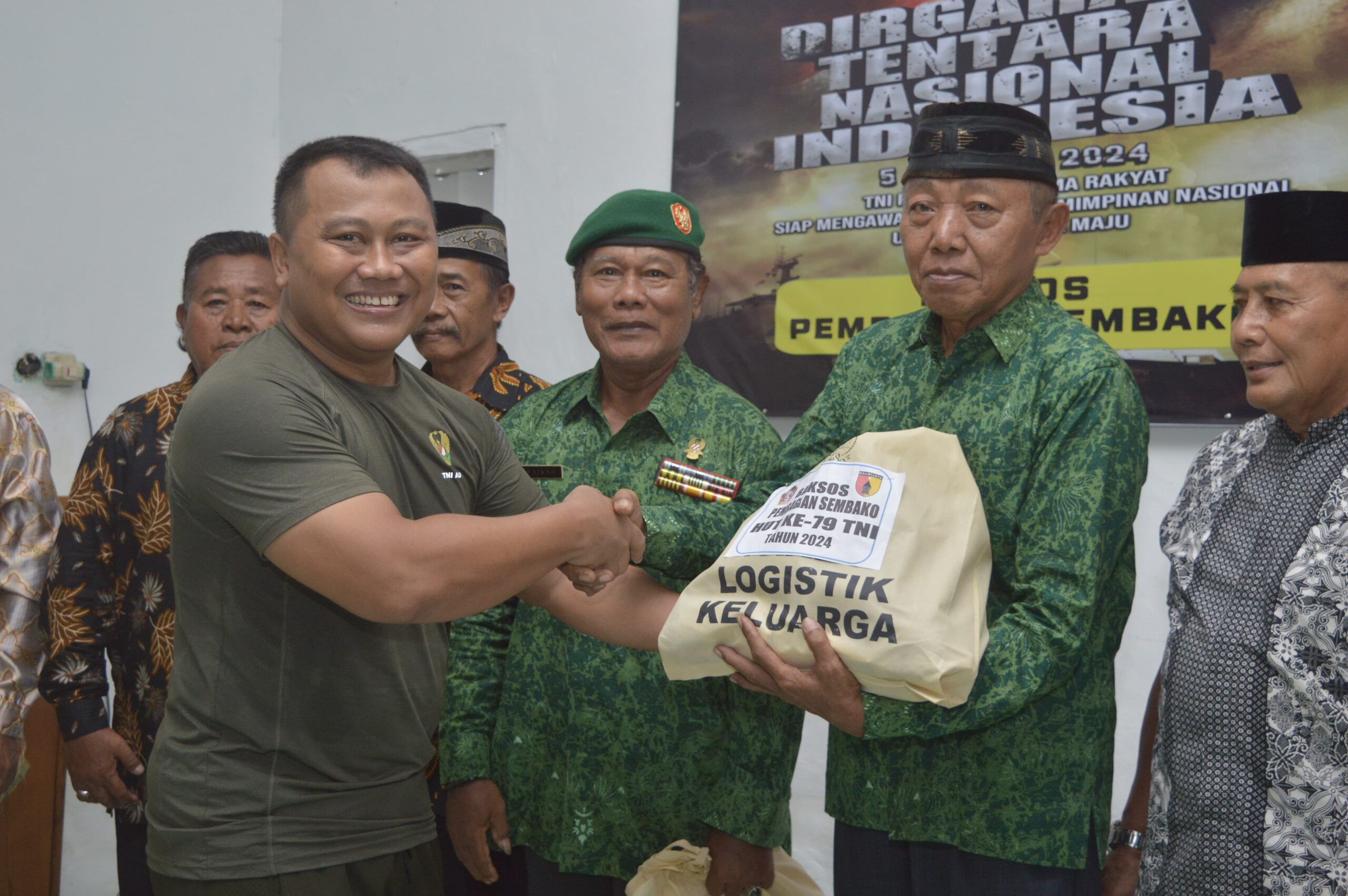 Merajut Kebersamaan di HUT TNI ke-79: Kodim Sampang Tebar Sembako, Rangkul Purnawirawan dan Warakawuri