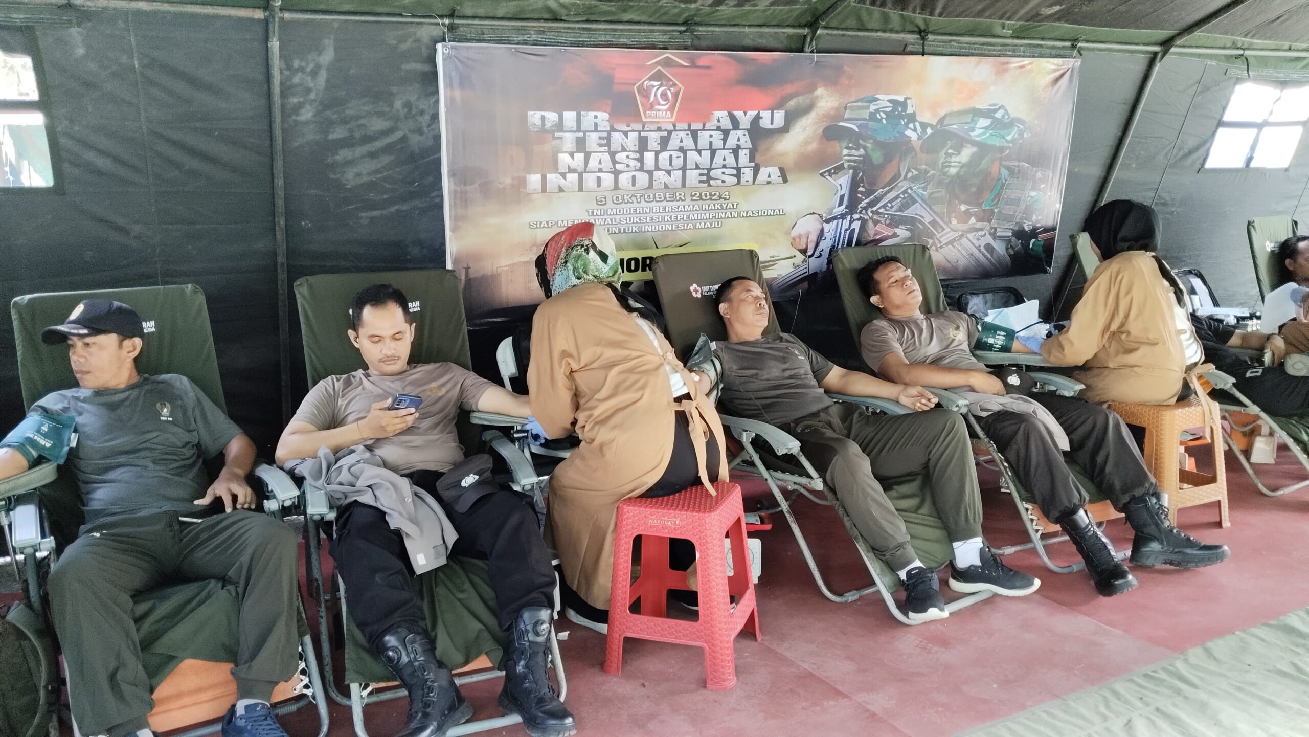 Peduli Sehat, Kodim Sampang Persembahkan Aksi Donor Darah dan Pemeriksaan Kesehatan Gratis di HUT TNI Ke-79