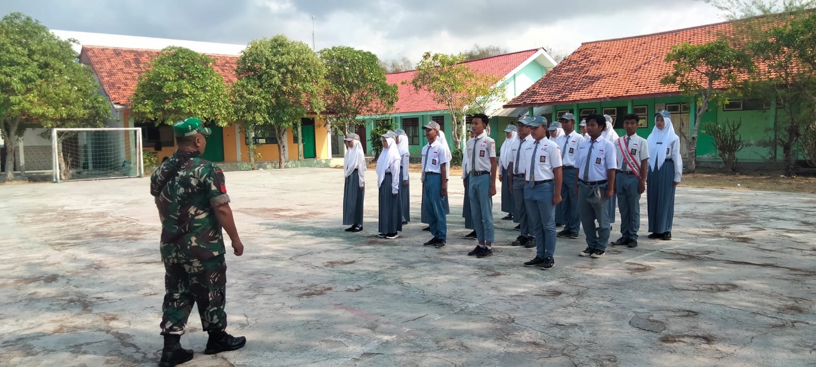 Babinsa Koramil Sreseh Siapkan Siswa SMA 1 Sreseh untuk Lomba PBB dalam Perayaan HUT TNI ke-79