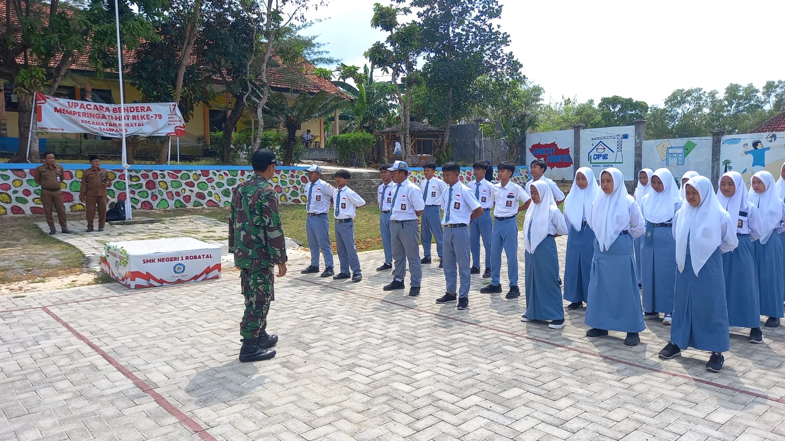 Babinsa Koramil Robatal Latih Siswa SMK Robatal Hadapi Lomba PBB HUT TNI ke-79 di Makodim Sampang