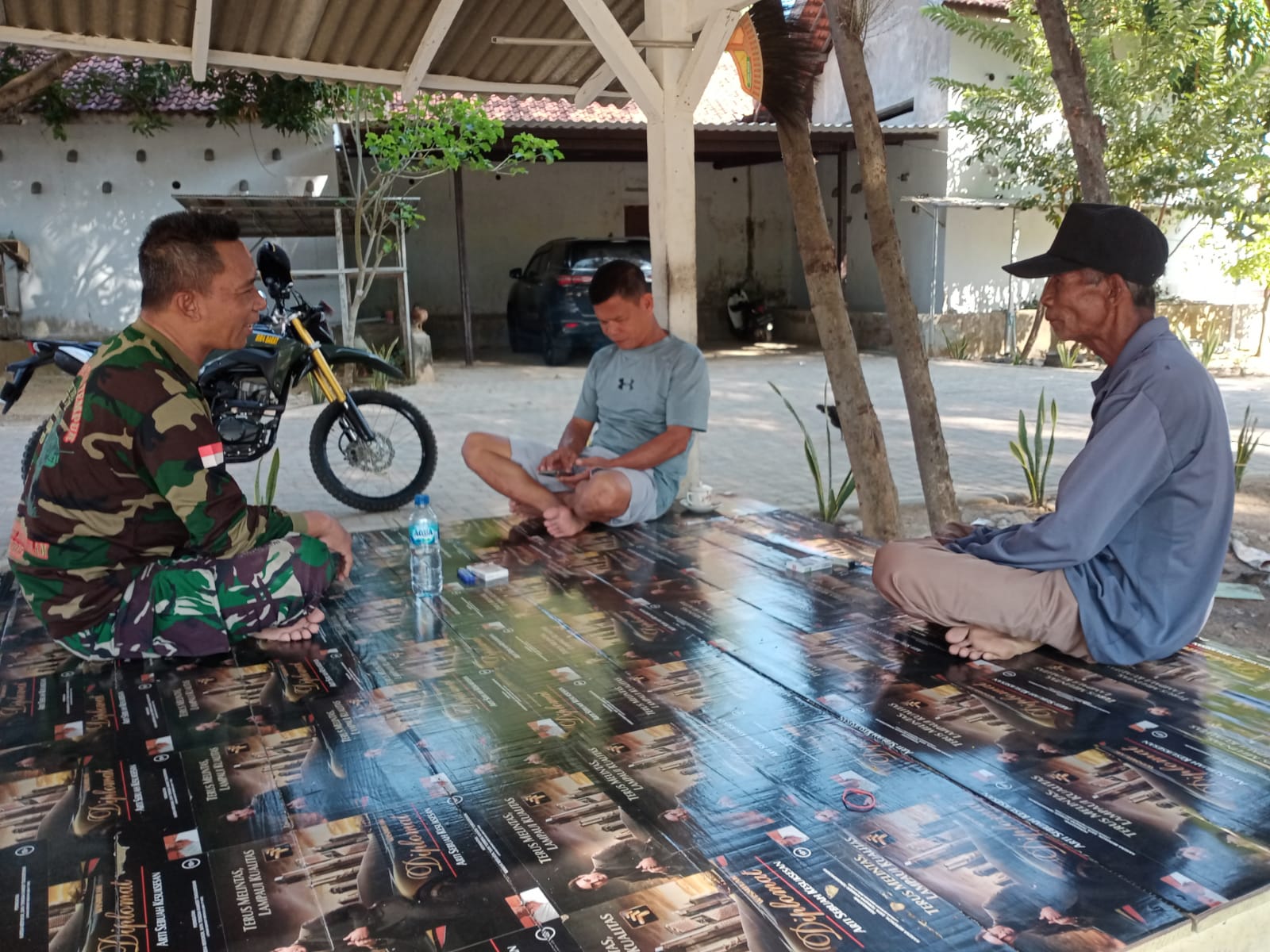 Kehangatan Hubungan TNI dan Rakyat: Peltu Bambang B Gelar Komsos di Ketapang Barat