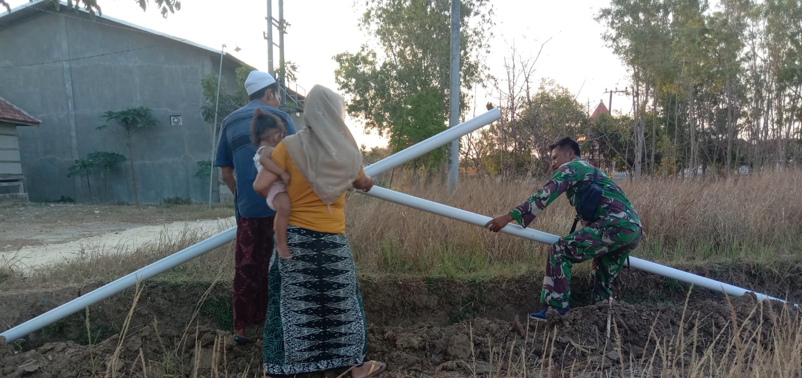 Pipa Harapan: Babinsa Koramil Omben Tingkatkan Pengairan Pertanian Desa Astapah