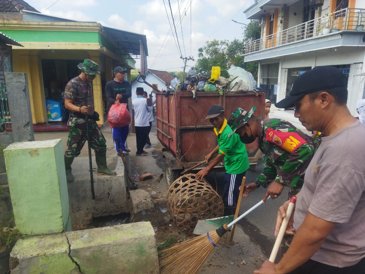 Gotong Royong Babinsa dan Warga Karang Penang: Bersihkan Pasar, Jaga Kesehatan Bersama