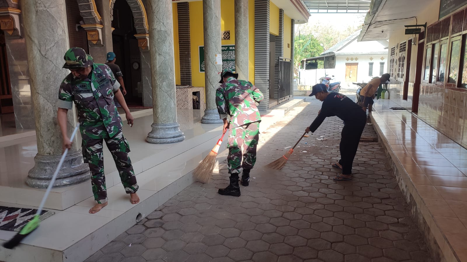 Perkuat Kebersamaan, Babinsa Koramil 0828/05 dan Warga Sreseh Bersihkan Masjid Raudlah