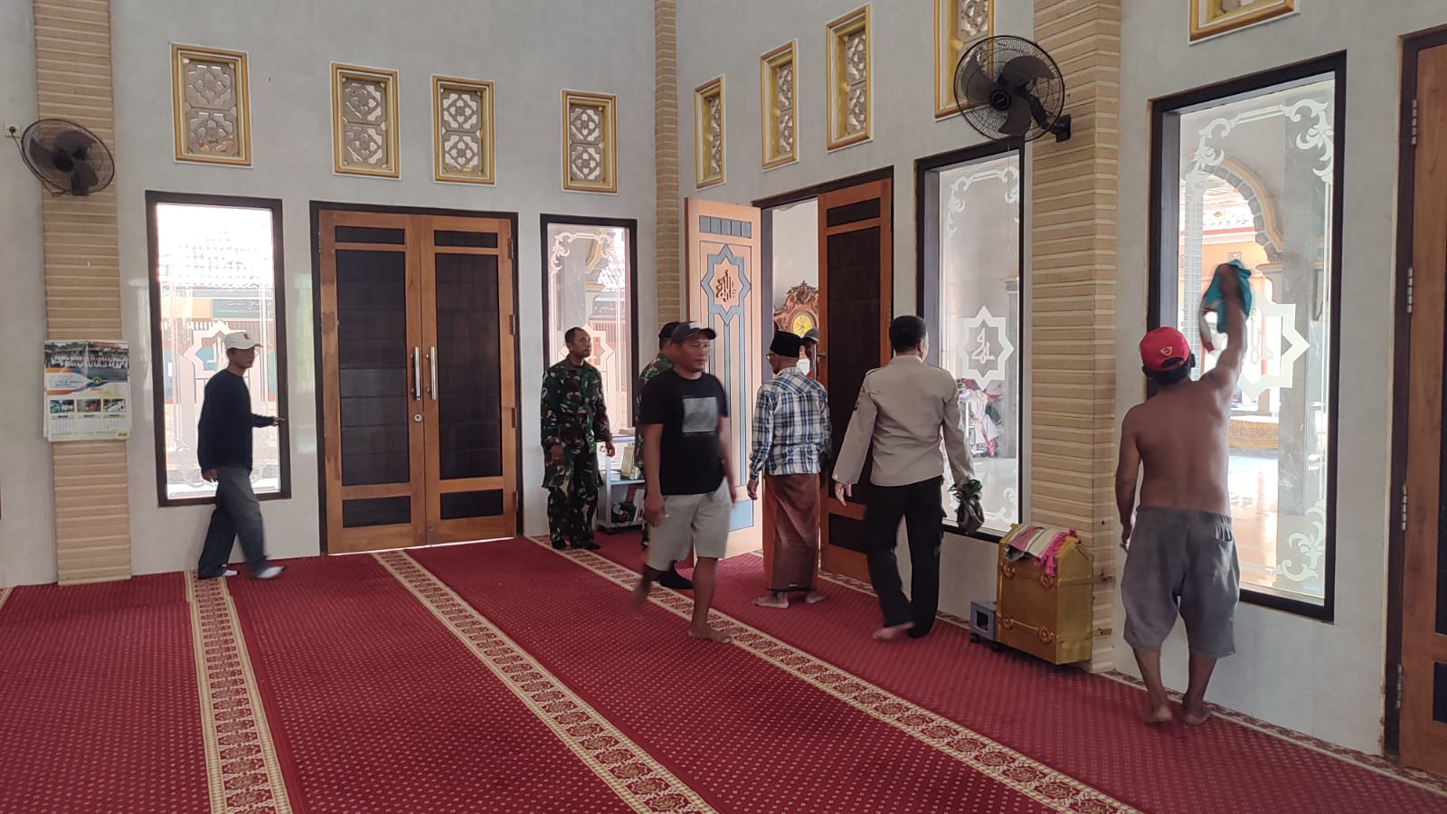 Babinsa Koramil 05 Pimpin Aksi Bersih-Bersih Masjid Raudlah, Semangat Gotong Royong Terpancar