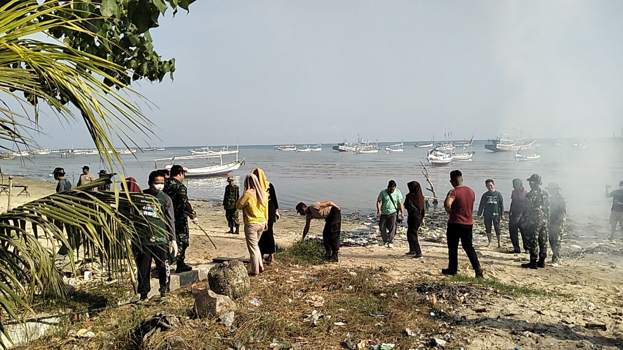 TNI dan Warga: Bersama Jaga Keindahan Pantai Banyuates dari Sampah