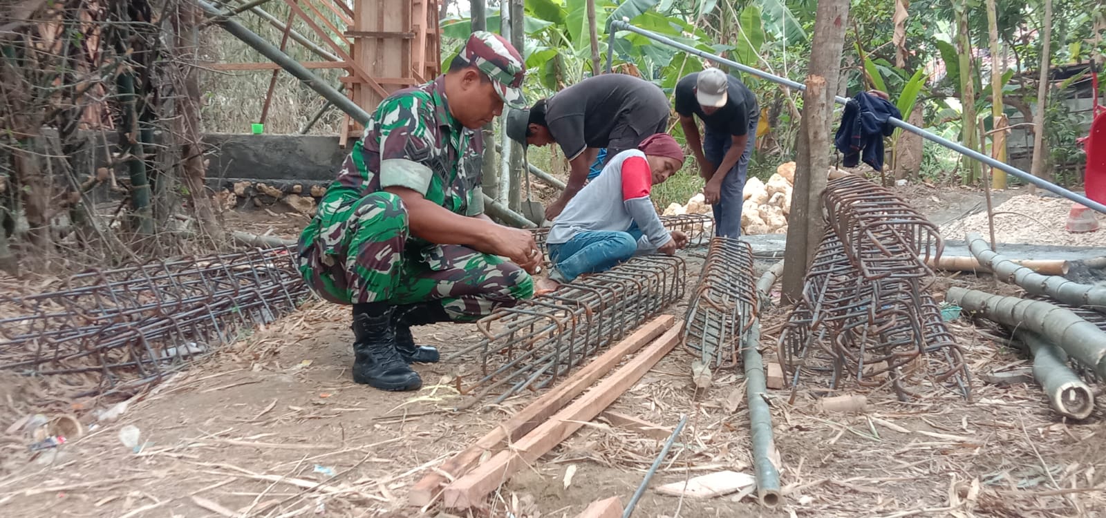 Kompak Bersama Warga, Babinsa Sertu Hariyanto Pimpin Pembangunan Tandon Air di Desa Panggung