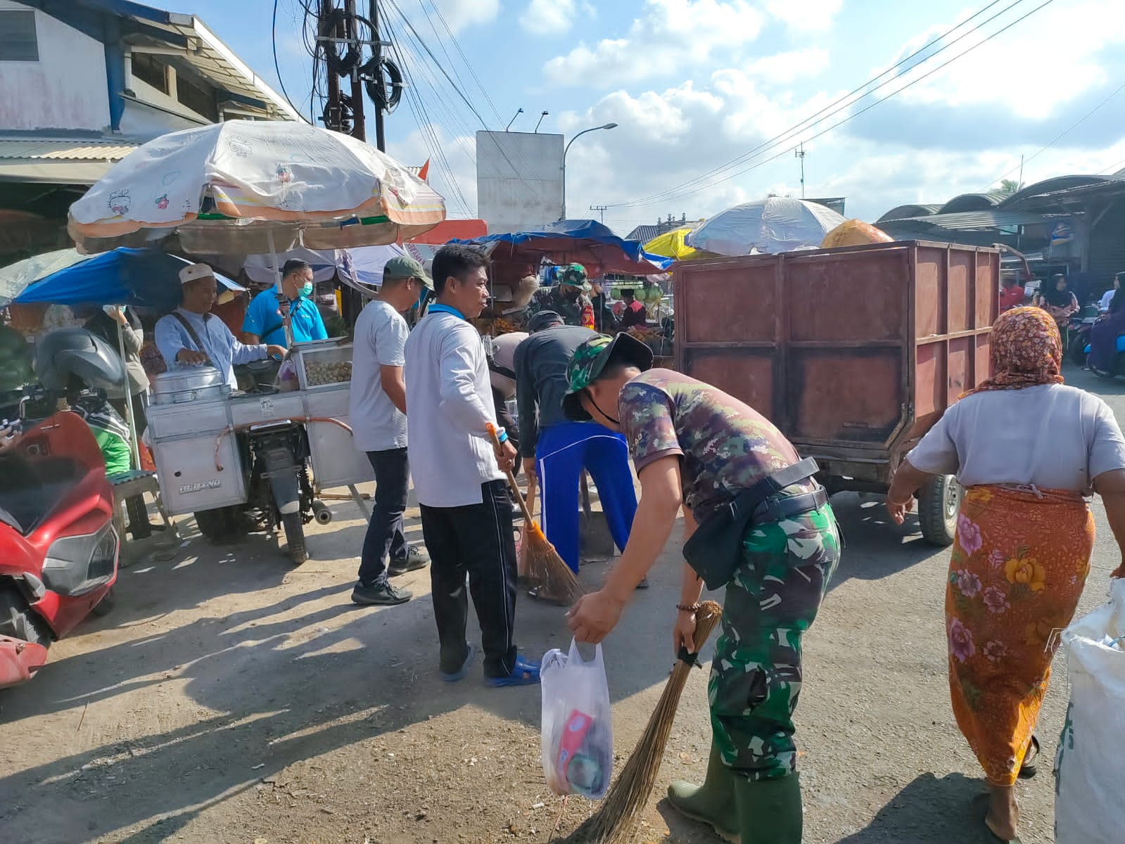 Babinsa : Kerja Bakti Bersihkan Pasar Tradisional Karang Penang, Wujudkan Lingkungan Sehat