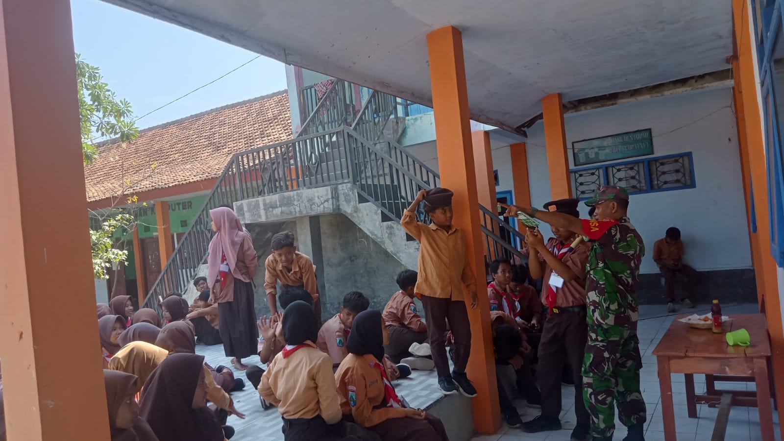 Babinsa Pangarengan Tingkatkan Keterampilan dan Karakter Pramuka di SMK Siti Khotidjah