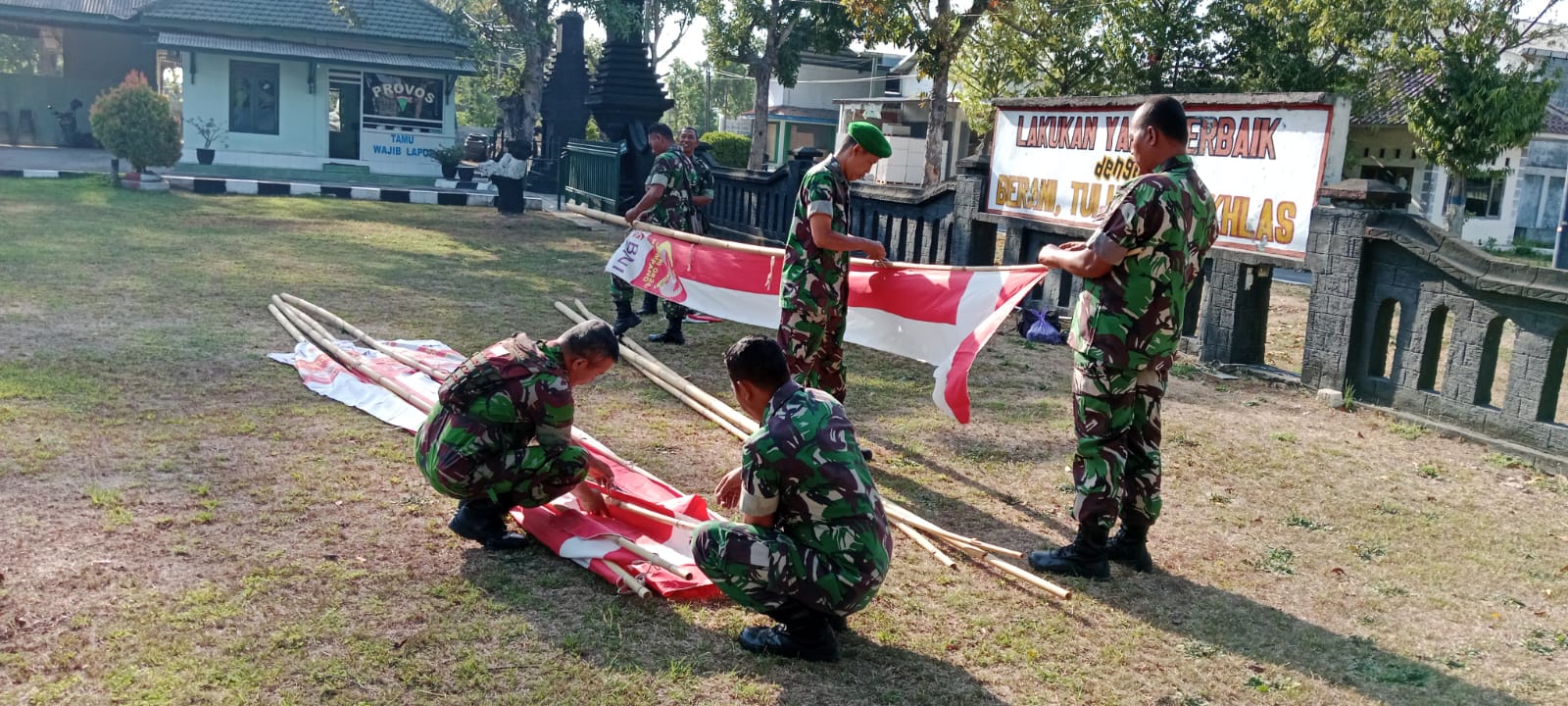 HUT TNI Ke-79 Semakin Meriah, Kodim Sampang dan Koramil Pasang Umbul-Umbul di Depan Mako