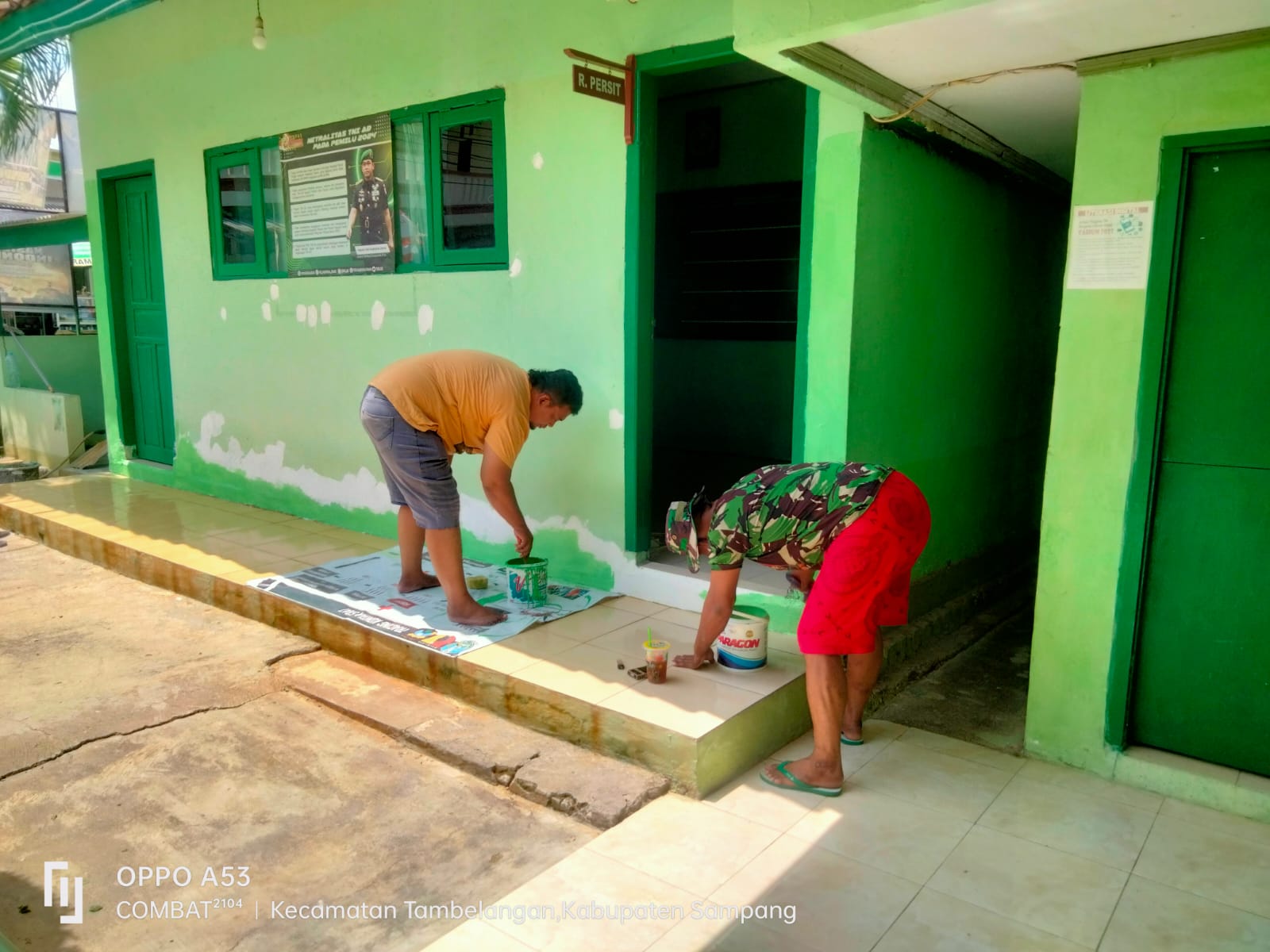 Koramil Tambelangan Tampil Segar, Anggota Bergotong Royong Lakukan Pengecatan