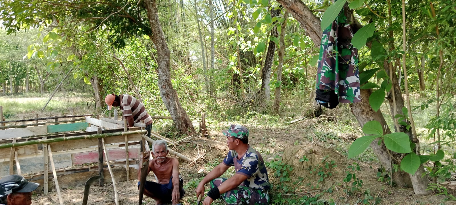 Perkuat Gotong-Royong, Serma Karnoto Bantu Warga Pasarenan Bangun Tandon Air