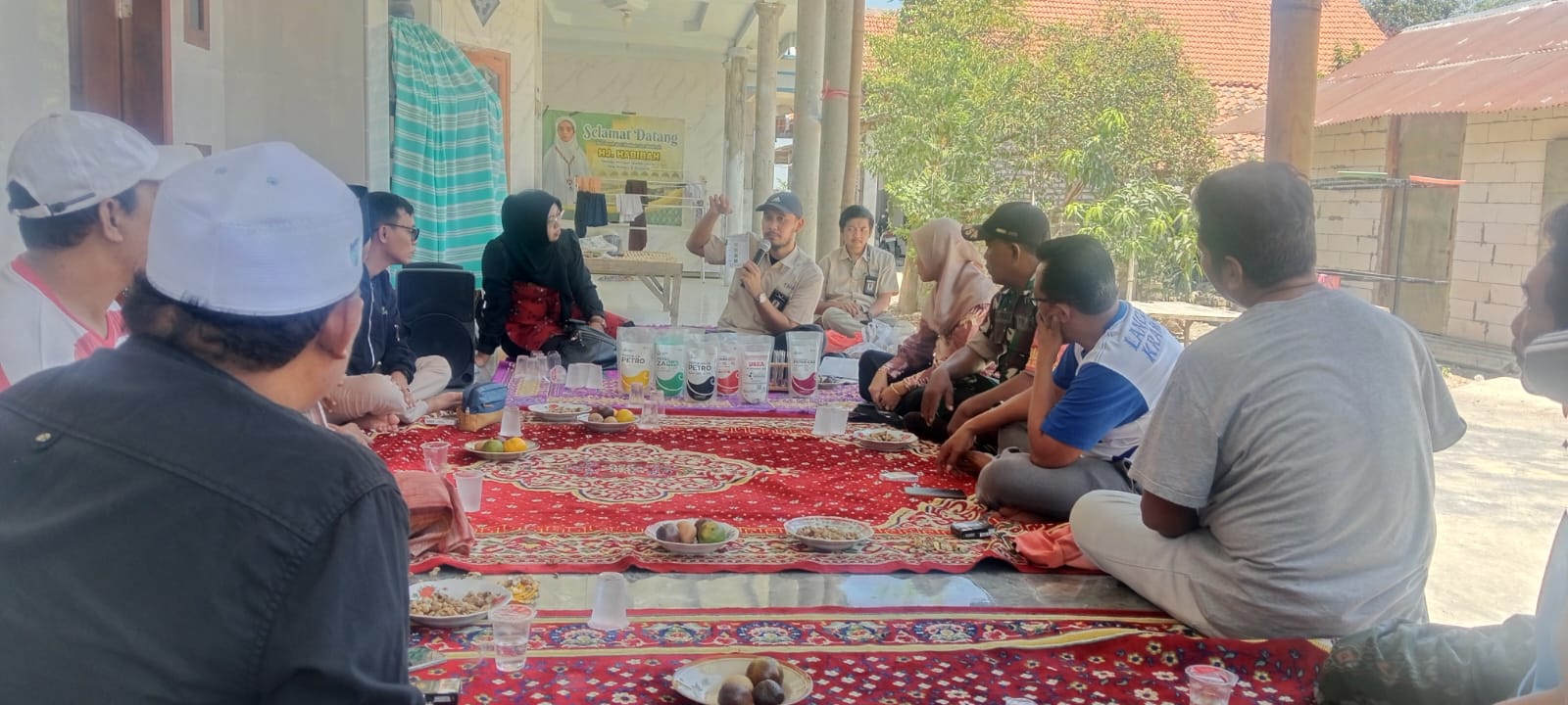 Menggugah Semangat Kebersamaan: Serka Musaffak Berperan Aktif di Desa Karang Dalem