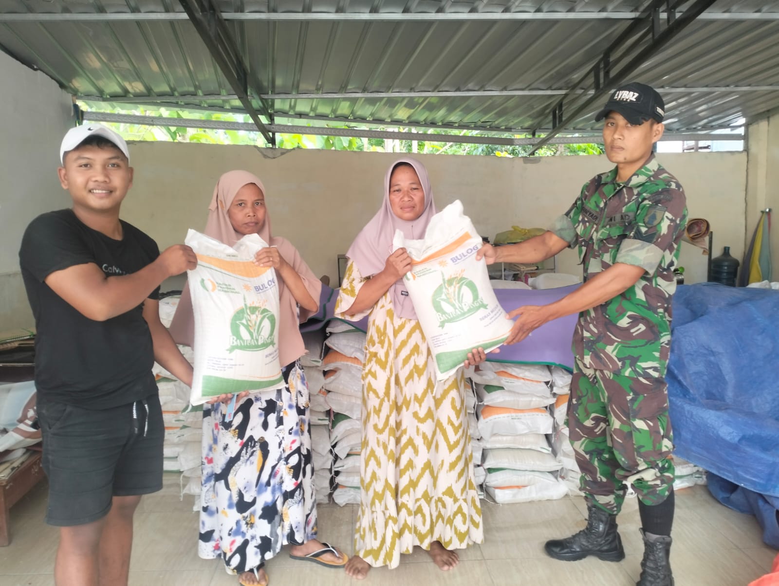 Babinsa Koramil Robatal Dampingi Pembagian Beras, Warga Jelgung Terbantu