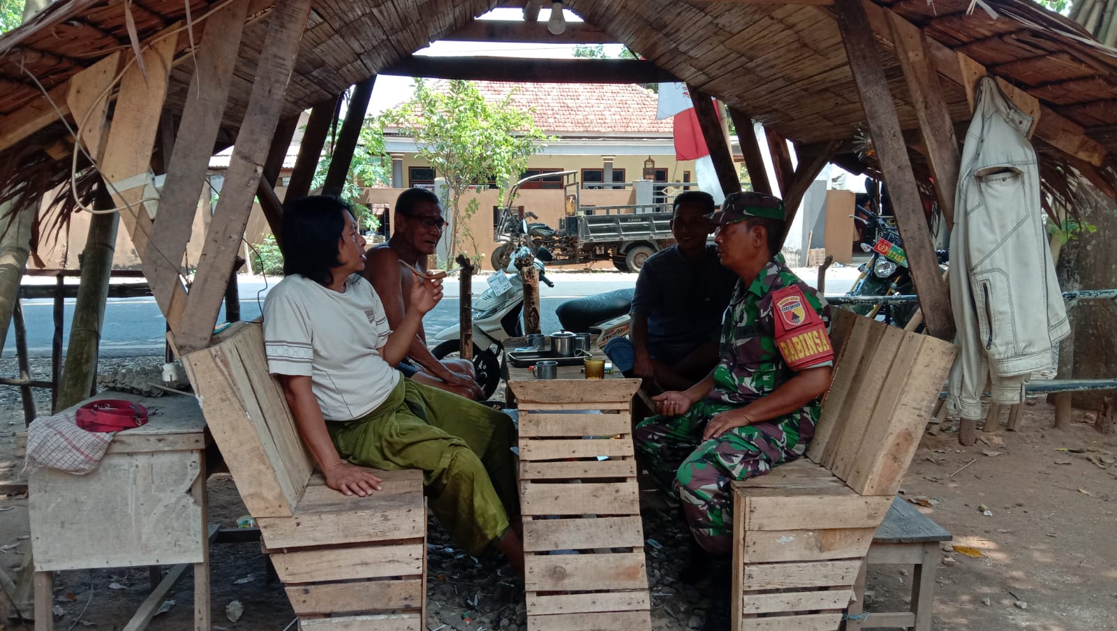 Serma Kholidin, Ikat Silaturahmi Melalui Komsos dengan Tokoh Masyarakat Desa Bira Tengah