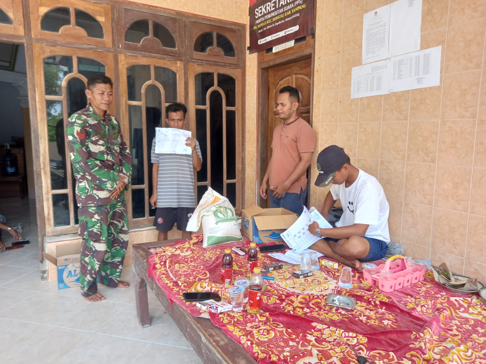 Kehadiran Babinsa Robatal Dampingi Pembagian Beras Bulog untuk Warga Bapelle