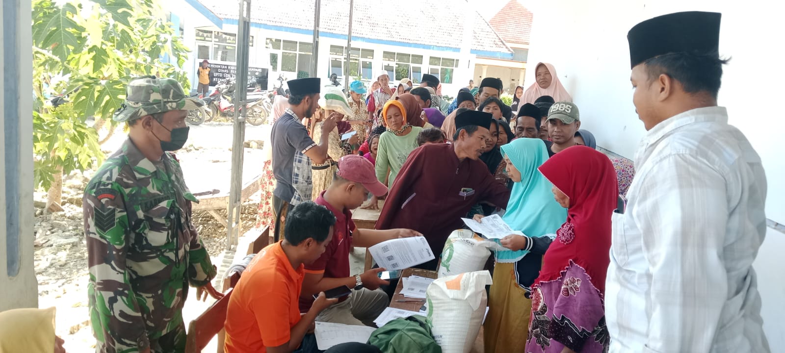 Serma Karnoto, Hadir untuk Warga Pasarenan pendampingan Bantuan Beras