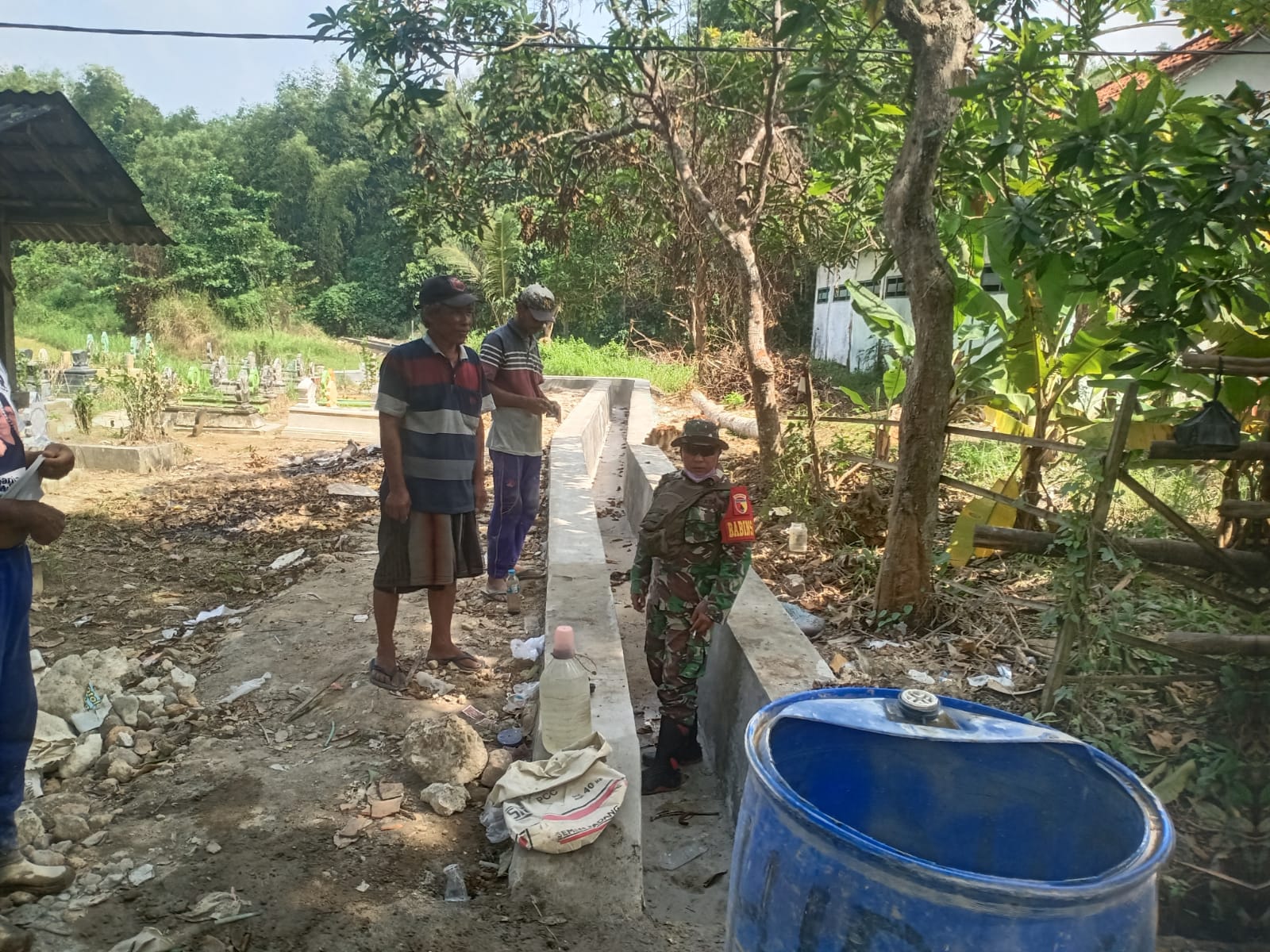 Gotong Royong Babinsa dan Warga Desa Batorasang: Wujudkan Irigasi Demi Hasil Panen Lebih Baik