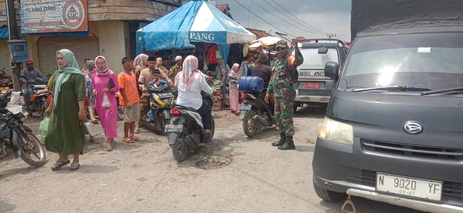 Pengamanan Terpadu: Babinsa Sertu Idrus Ciptakan Ketertiban di Jalan Pasar Karang Penang