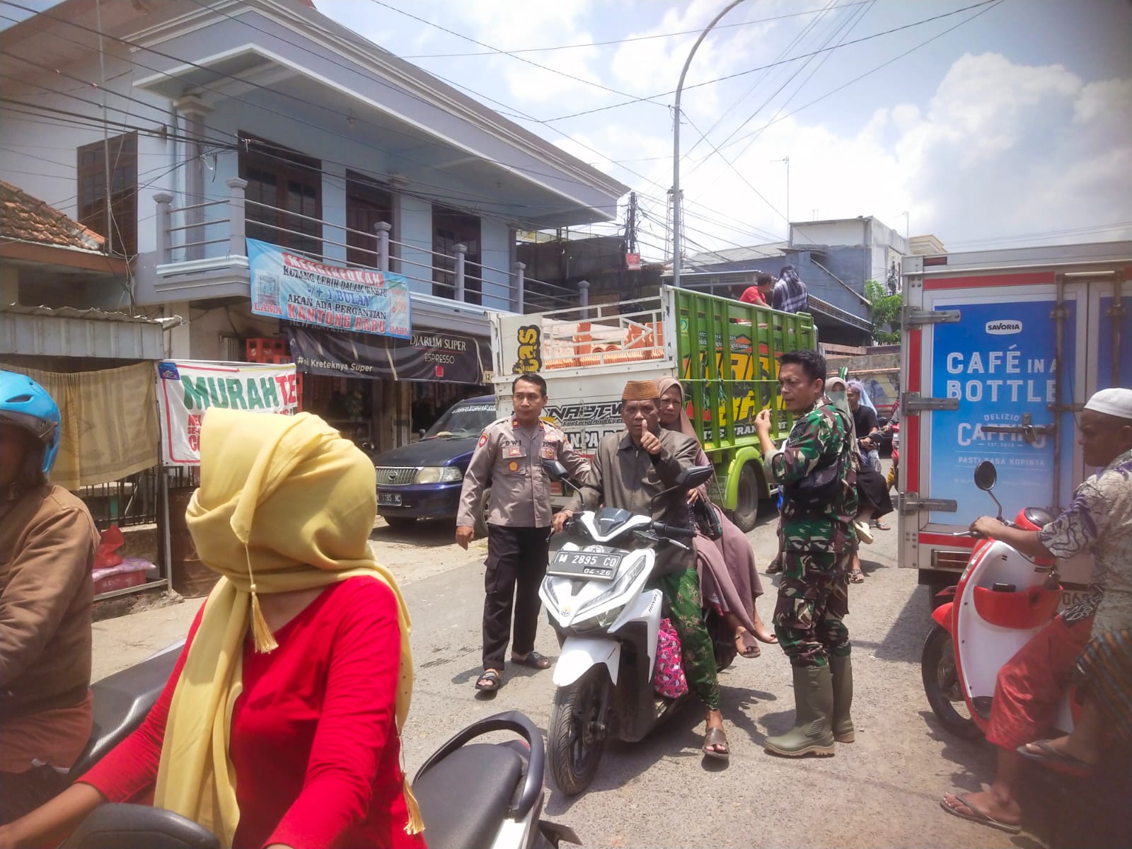 Bersama untuk Keamanan: Babinsa dan Polsek Kawal Lalu Lintas di Pasar Karang Penang