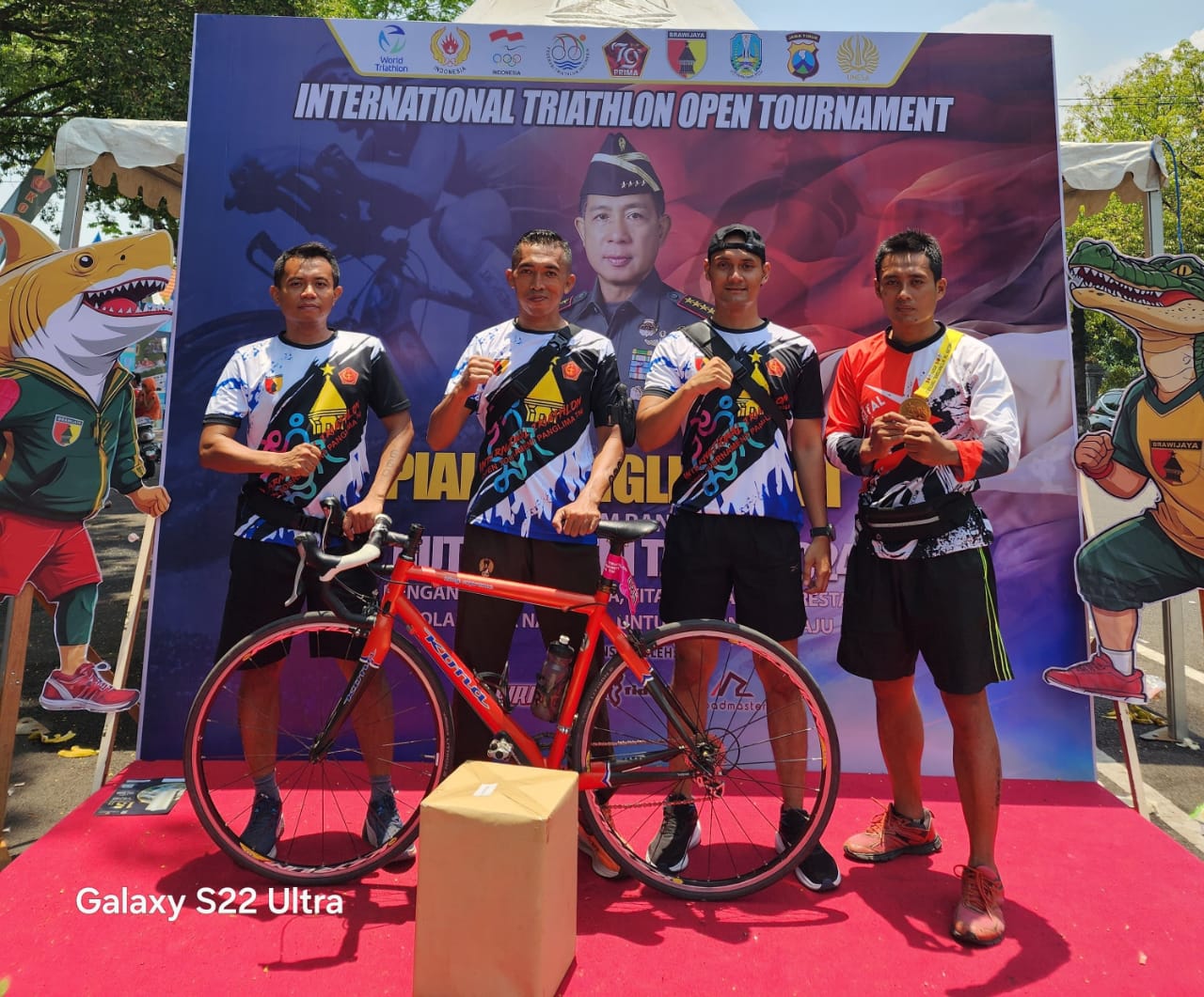 Kodim Sampang Unjuk Gigi di Triathlon Piala Panglima TNI: Semangat Pantang Menyerah di Ajang Bergengsi Surabaya