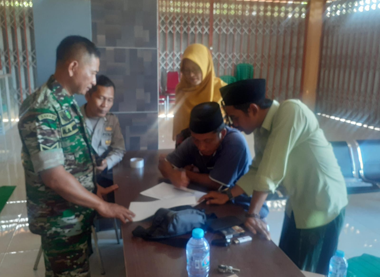 Sinergi Babinsa dan Bhabinkamtibmas di Desa Tana Mera: Pemutakhiran Data Penerima Bantuan Berjalan Lancar