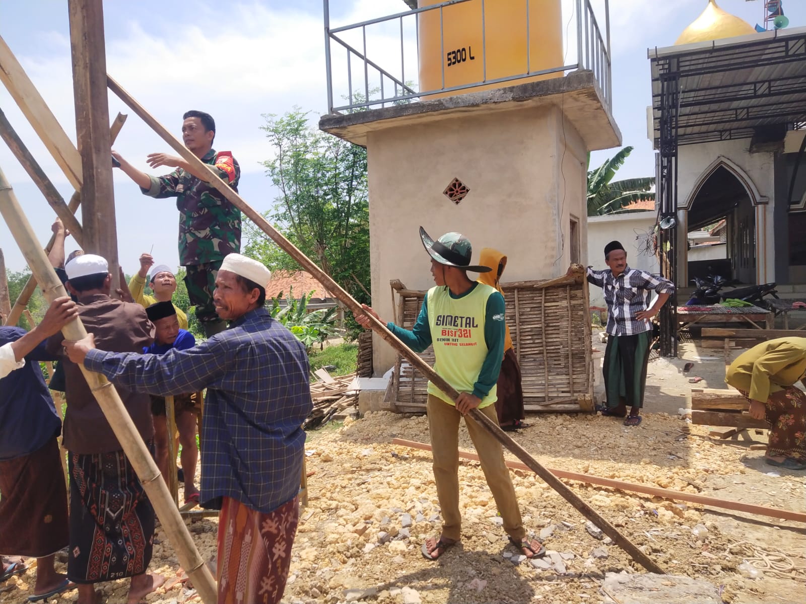 Sertu Idrus, Babinsa Posramil Karang Penang, Bersama Warga Bangun Dapur untuk Kesejahteraan Masyarakat