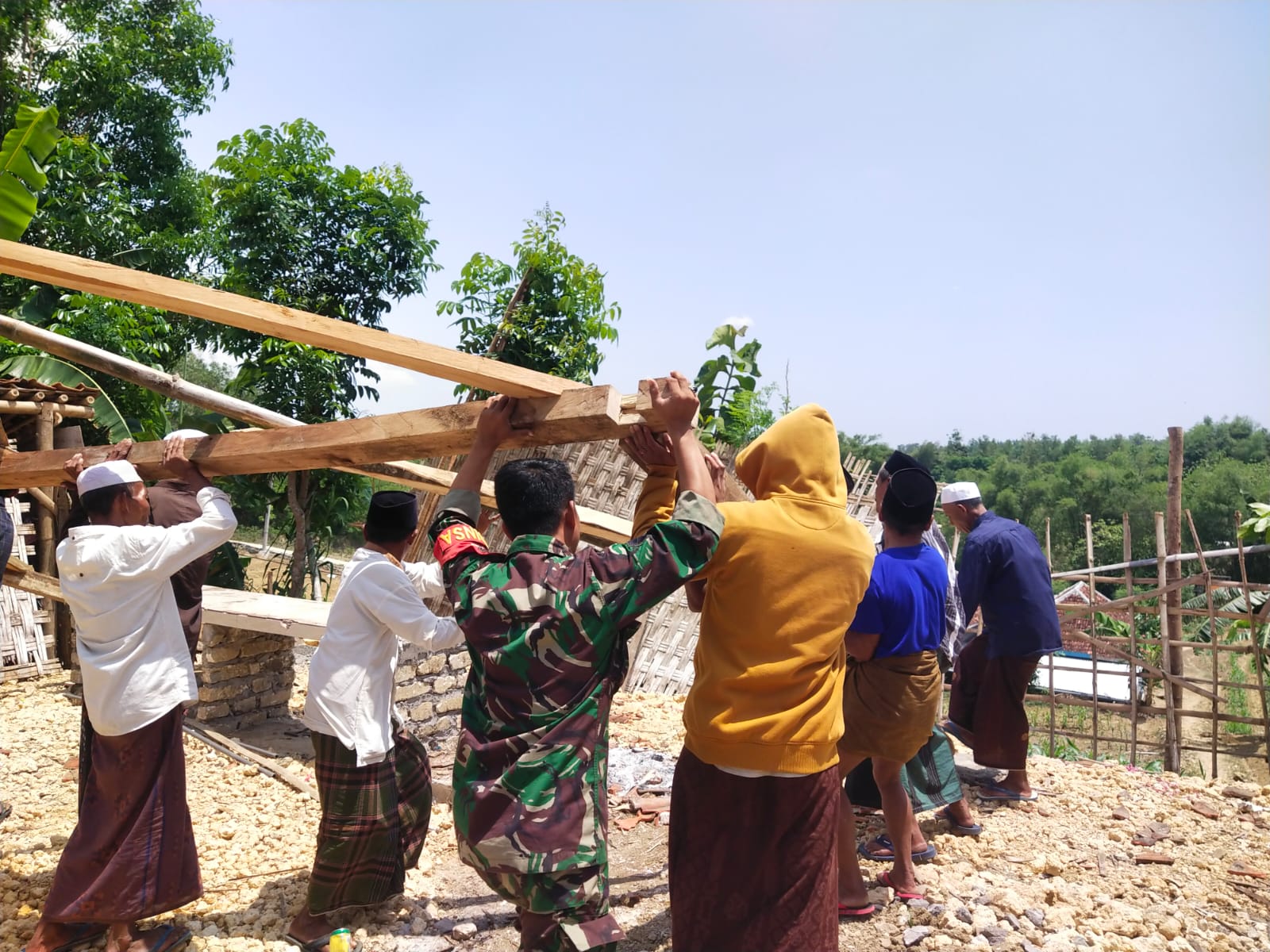 Peduli Warga, Babinsa Sertu Idrus Pimpin Karya Bakti di Desa Bulmatet