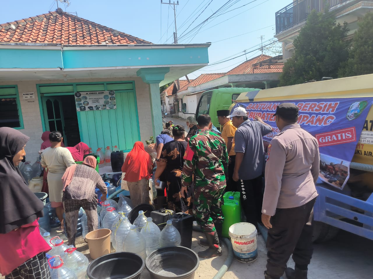 Babinsa Koramil Sreseh Salurkan Bantuan Air Bersih untuk Warga Noreh yang Terdampak Kekeringan