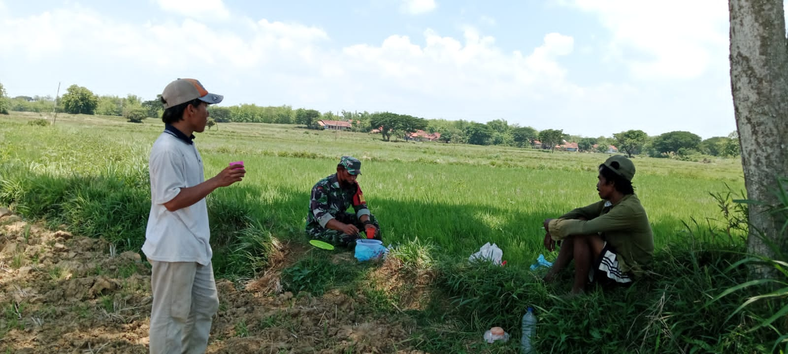 Perkuat Kemitraan, Babinsa Koramil Kedungdung Serma Karnoto Sambangi Petani Desa Daleman