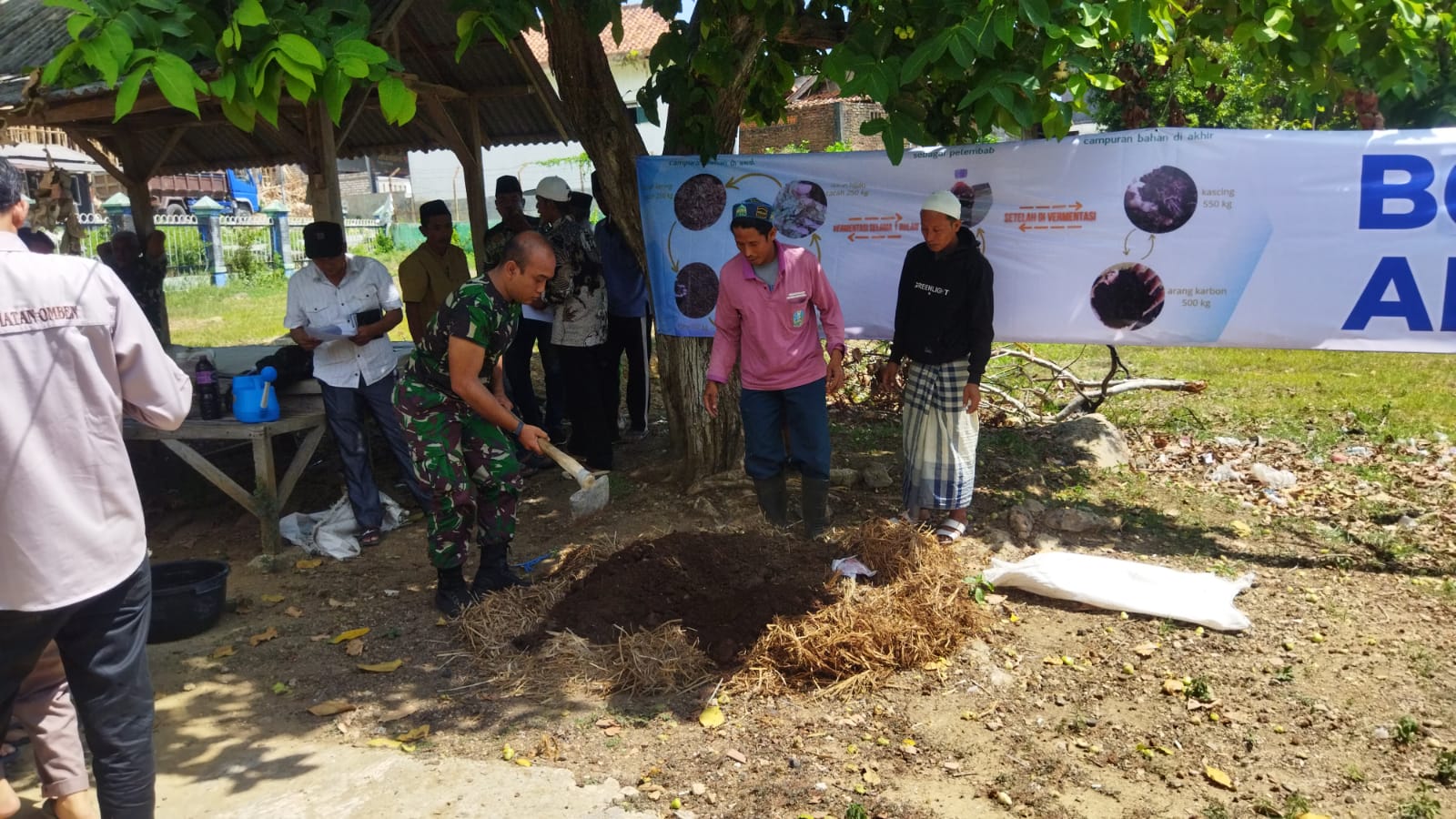 Babinsa Koramil Omben dan BPP Latih Petani Ciptakan Pupuk Organik, Kurangi Ketergantungan Pupuk Kimia