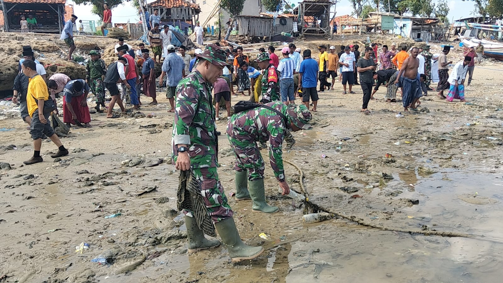 Gelombang Kebersihan: Kolaborasi Babinsa, Forkopimcam, dan Masyarakat Bersihkan Pantai Lon Malang